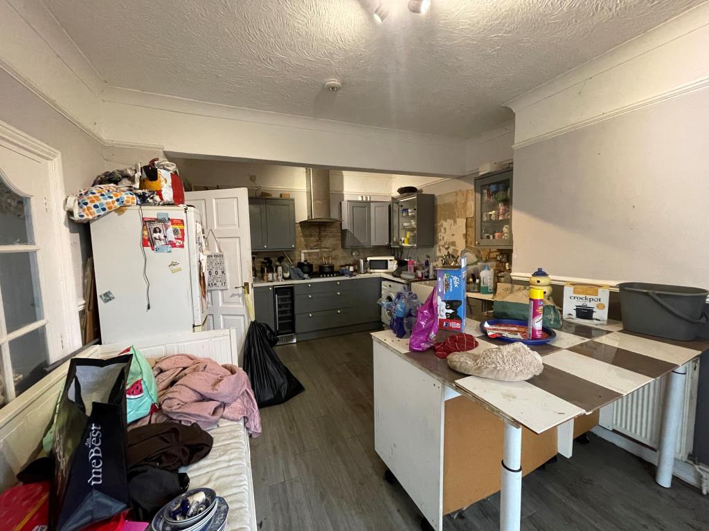 Lot: 108 - DETACHED BUNGALOW FOR REBURBISHMENT - Kitchen with breakfast bar